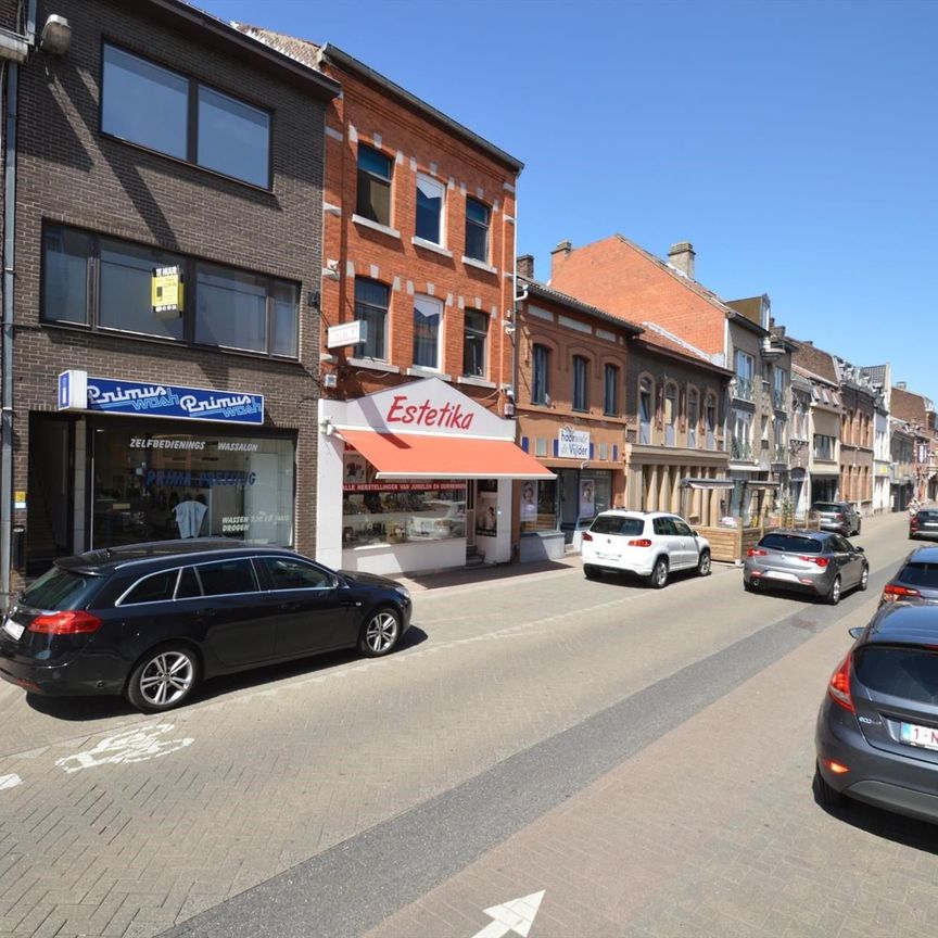 Verzorgd en betaalbaar duplexappartement met terras in het centrum van Bilzen - Foto 1