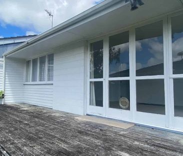 Pet Friendly, Sunny and Inviting Three Bedroom - Photo 3