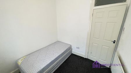 3 bedroom flat to rent - Photo 3