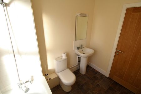 Union Terrace, Aldershot, GU11 - Photo 2