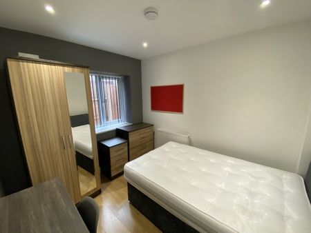 4 Bed - Flat 3, 35 Braunstone Gate, Leicester, - Photo 2