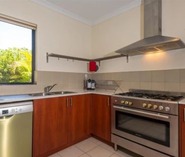 Near city convenience with easy airport access - Photo 6