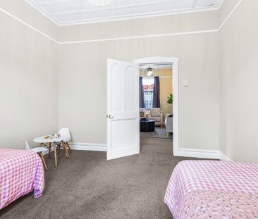 This beautifully renovated 1910s villa combines classic charm with ... - Photo 2