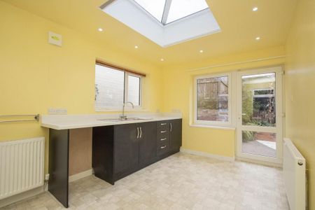 3 bedroom detached bungalow to rent - Photo 2