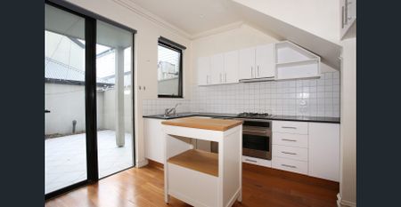 Stunning, central location with lock up garage - Photo 2