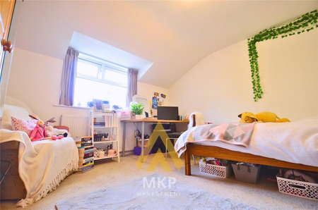 4 bedroom semi-detached house to rent - Photo 5