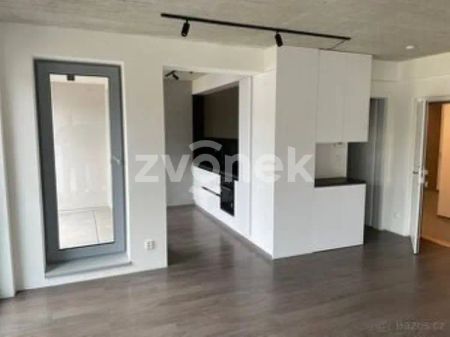 Pronájem luxusního bytu 1+kk s balkonem a možností krytého parkování – Rezidence Sadová, centrum Zlína - Фото 2