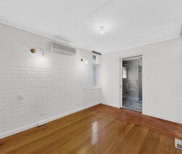 SPACIOUS FAMILY HOME IN A PRIME DONCASTER LOCATION - Photo 1