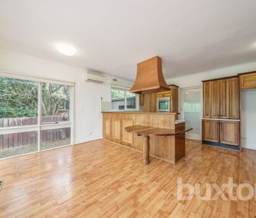FAMILY HOME LOCATED IN MOUNT WAVERLEY SCHOOL ZONE !! - Photo 2