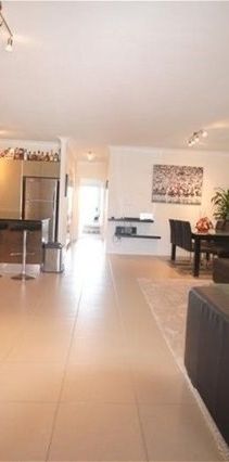 Fully-Furnished 2 bedrooms, 2 bathrooms, 1 car space, 2 balconies, Air Con, Pool, BBQ, Park, Security, Public Transport - Photo 1