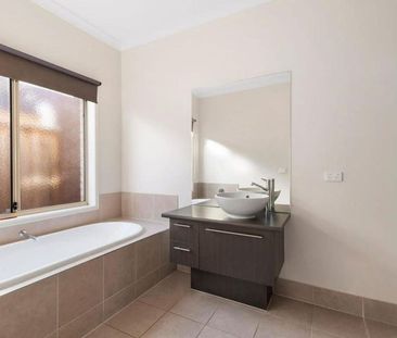 Modern Comfort, Solar & Quick Access to Freeway, Epping Plaza and Northern Hospital - Photo 4