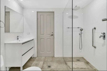 Executive One-Bedroom Apartment in Prime Location - Photo 4