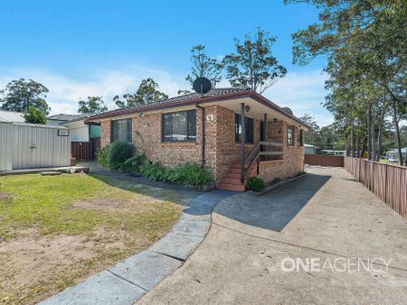 NEWLY PAINTED 3-BEDROOM WITH LARGE CARPORT - Photo 5