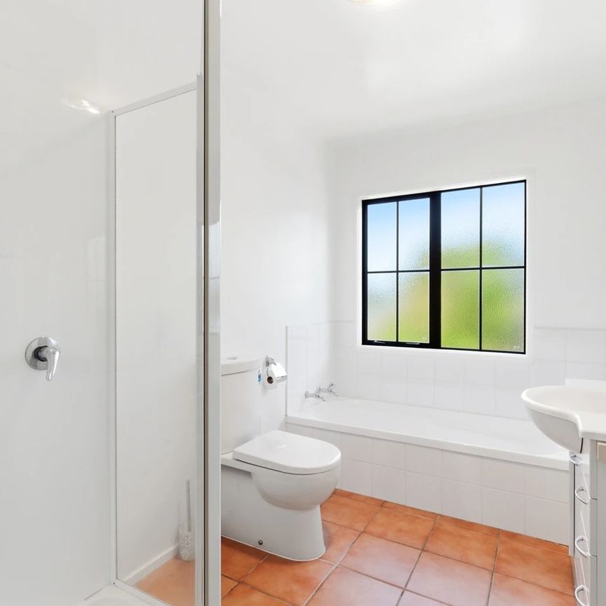 Sunny & Private 3-Bedroom Home - Photo 1