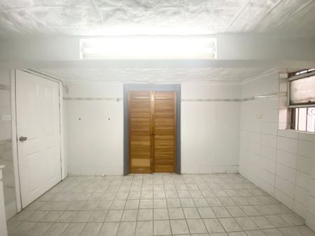 Semi-Attached 3-Bedroom House With Water Included - Photo 5