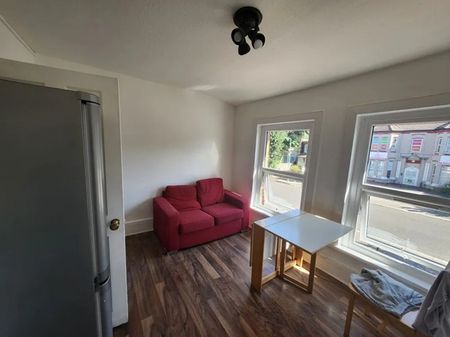 2 Bed Flat, Mansfield Road, IG1 - Photo 2
