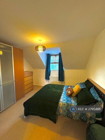 4 bedroom terraced house to rent - Photo 4