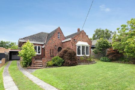 SPACIOUS, PERIOD-STYLE THREE BEDROOM FAMILY HOME WITH LARGE GARDEN. - Photo 4