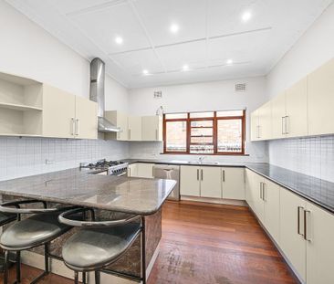 Expansive 4-5 B/R Family Home - Photo 4