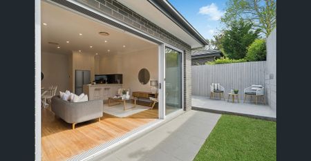 Light and space combine in this modern home on a calm, quiet street - Photo 2