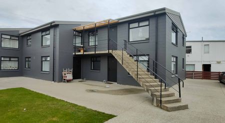 Stunning 5 bedroom unit - Partly furnished! - Photo 5