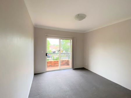 Spacious 2 Bedroom Apartment with lock up garage! - Photo 5