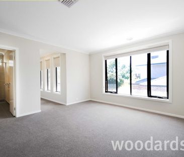 IMPRESSIVE TOWNHOUSE IN MOUNT WAVERLEY SCHOOL ZONE - Photo 2