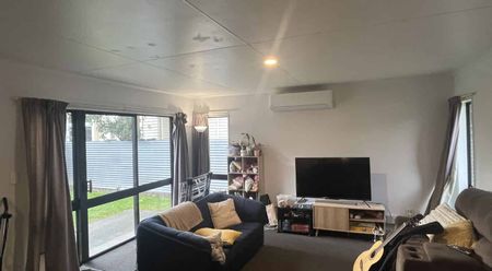 Student Rental - Five Bedrooms - Centrally Located - Photo 5