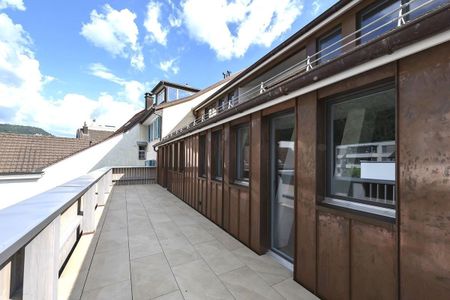 Zentral, luxuriös, neu renoviert mit grossem Balkon und Aussicht - Photo 3