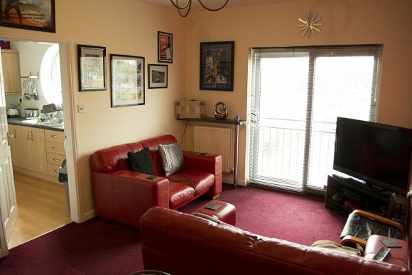 2 Bedroom Modernised Apartment - Photo 1