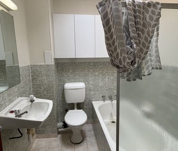 Stylish 2-Bedroom Apartment in Marrickville with Lock-Up Garage - Photo 6