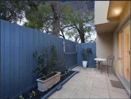 Modern 2BR Dual Level Home In The Heart Of Oakleigh - Photo 5