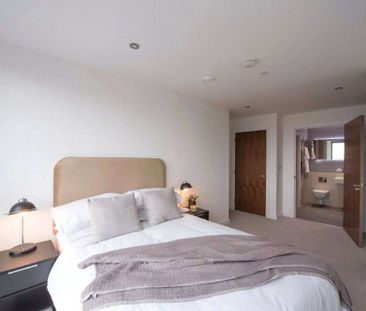 A 10th floor, three bedroom, 2 bathroom, apartment situated in a mo... - Photo 5