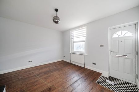 2 bedroom end of terrace house to rent - Photo 3