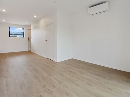 Modern two bedroom townhouse! - Photo 1
