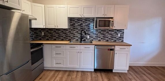 BEAU 5½|CENTRE-VILLE|TOUT INCLUS|MEUBLÉ - Photo 2