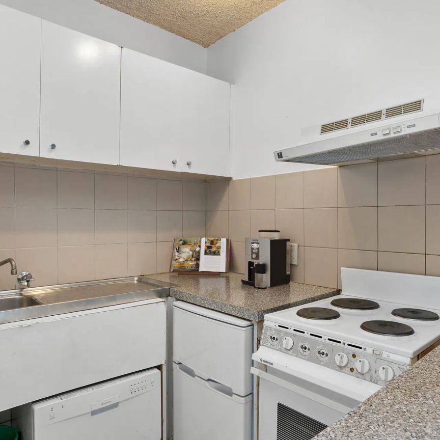 Spacious One Bedroom - Position Perfect! - Photo 1