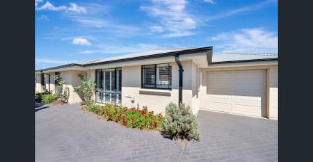 Immaculately Presented 2 Bedroom Villa – 5 min walk to the Station - Photo 2