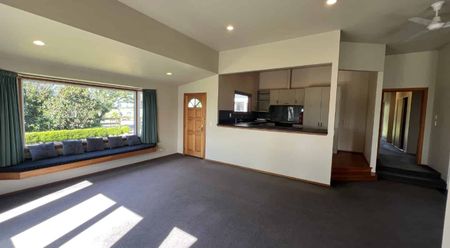 Country Home 4 Bed + Office - Photo 3