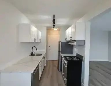 November 1/2 month free. Plus a $500 credit | 9570 163 Street Northwest, Edmonton - Photo 1