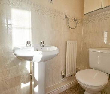 3 bedroom end of terrace house to rent - Photo 2