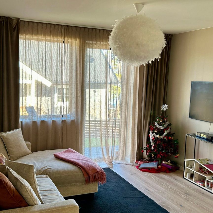 Modernt familjehem med trädgård på Ekerö - Foto 1