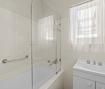 Spacious Three Bedroom Home in Enfield FOR RENT! - Photo 6