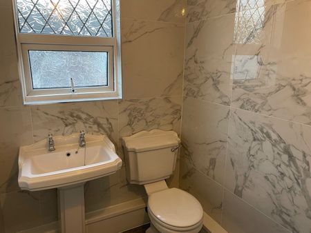 Room in a Shared House, Mainwaring Road, CH44 - Photo 2