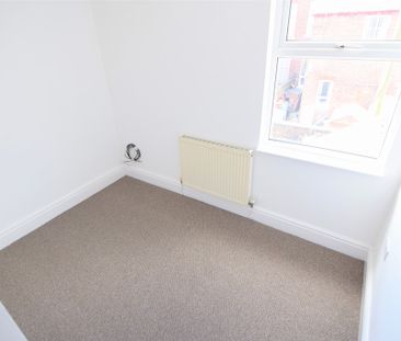 To Let 3 Bed Mid Terraced House - Photo 6