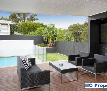 Sleek and Stylish - Contemporary Family Home in the Heart of Bardon - Photo 2