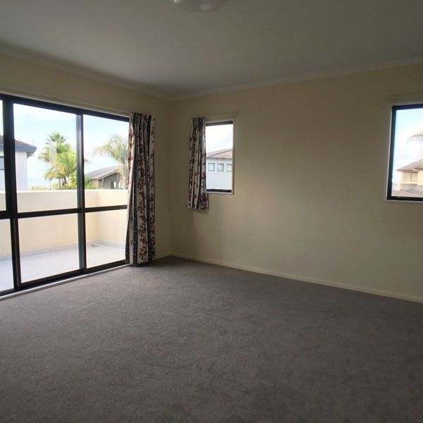 Te Atatu Peninsula-5 Bedroom Family House - Photo 1