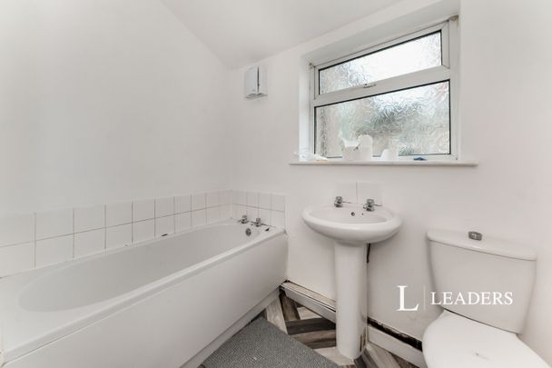 3 bedroom house to rent Hainton Avenue, Grimsby, DN32 - Photo 1