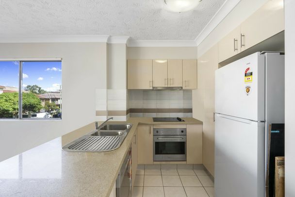 Only meters from the Broadwater... - Photo 1