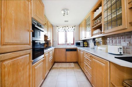 3 bedroom flat to rent - Photo 5